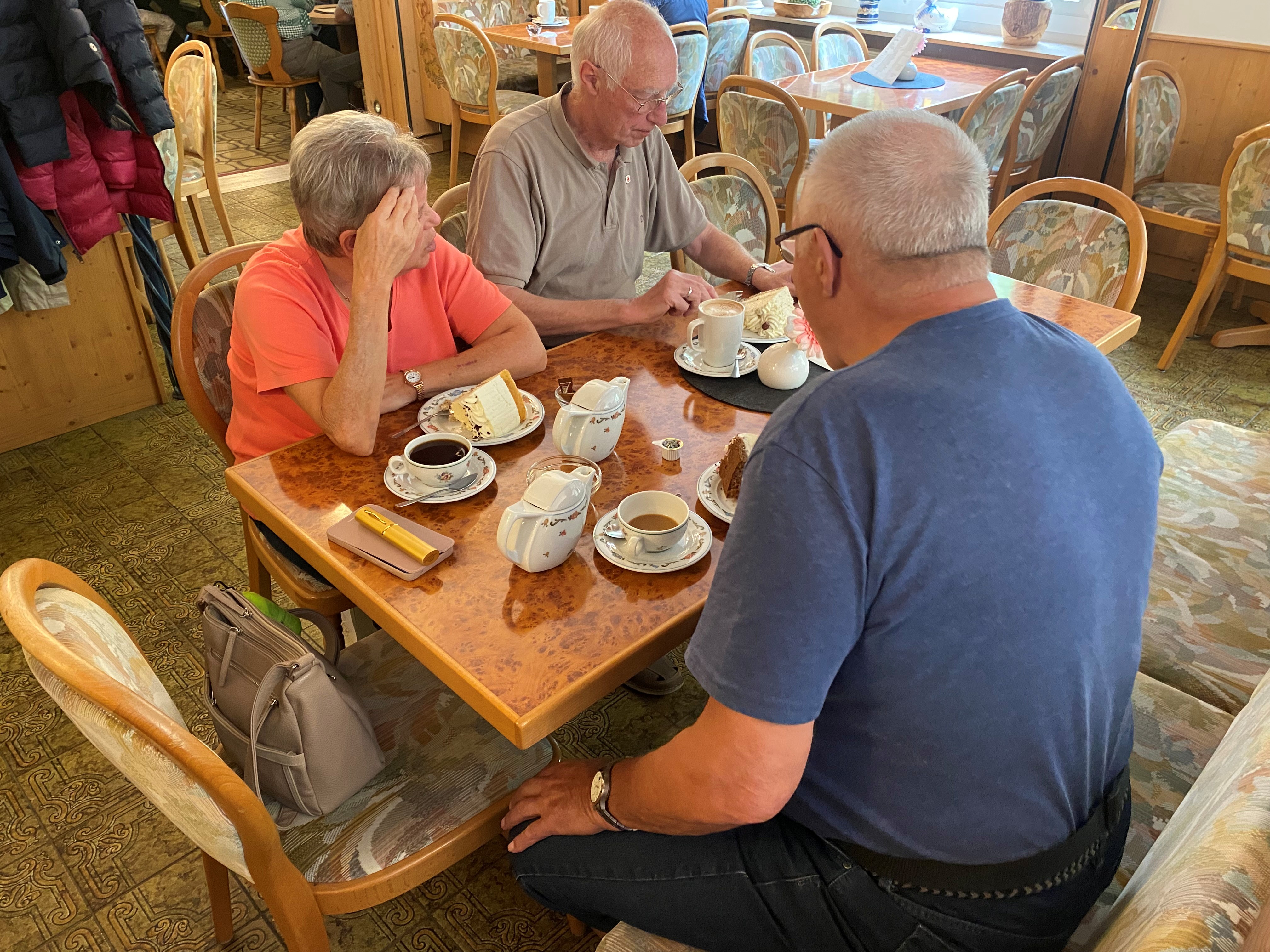 Ein gemütlicher Kaffeeklatsch mit Rentnern