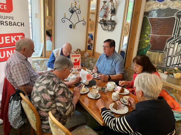Ein gemütlicher Kaffeeklatsch mit Rentnern